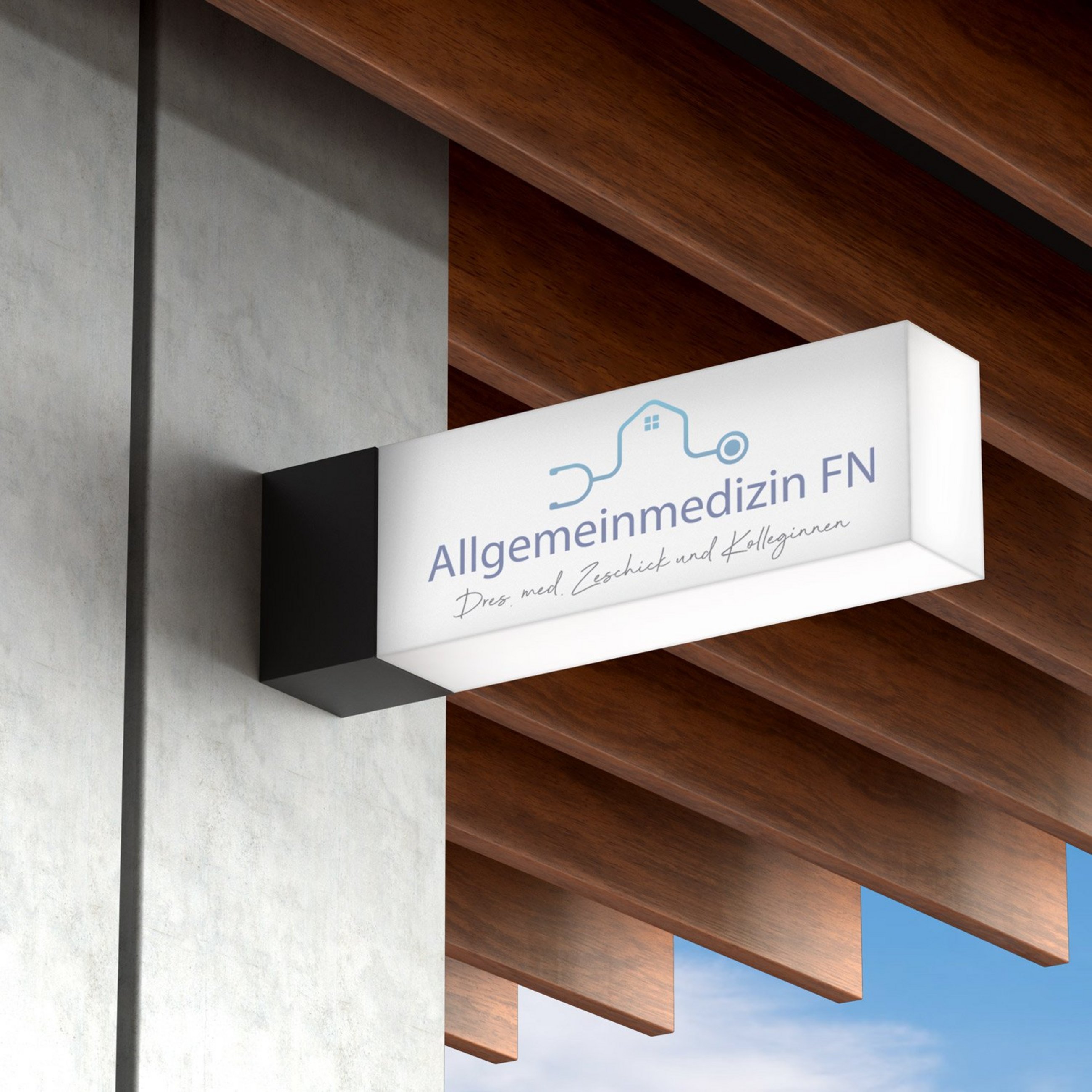 Leuchtendes Praxiszeichen: Weißes Schild mit Stethoskop-Logo und "Allgemeinmedizin FN" an einer Betonwand unter Holzbalken.